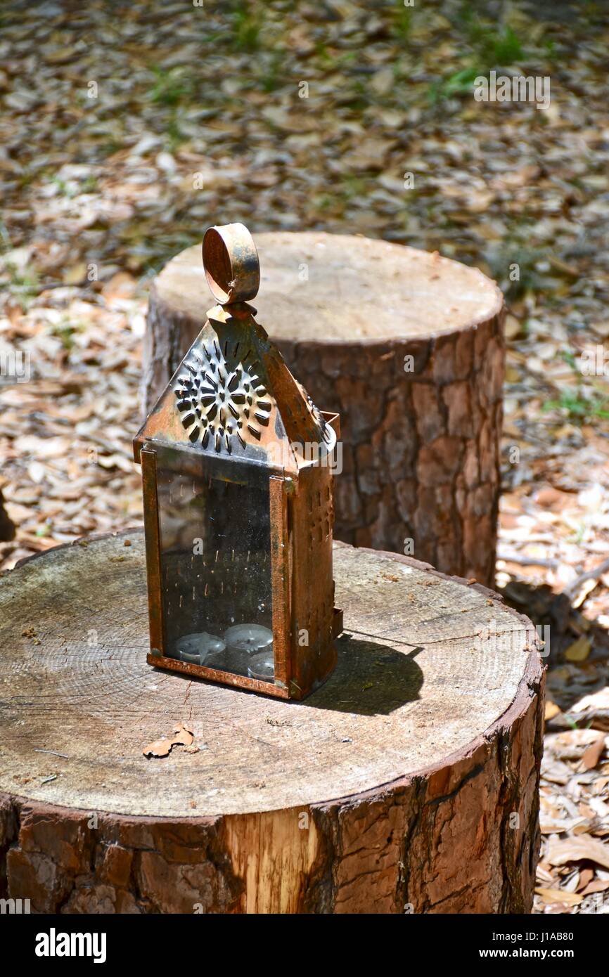 Ancienne lanterne rustique sur une souche de bois Banque D'Images
