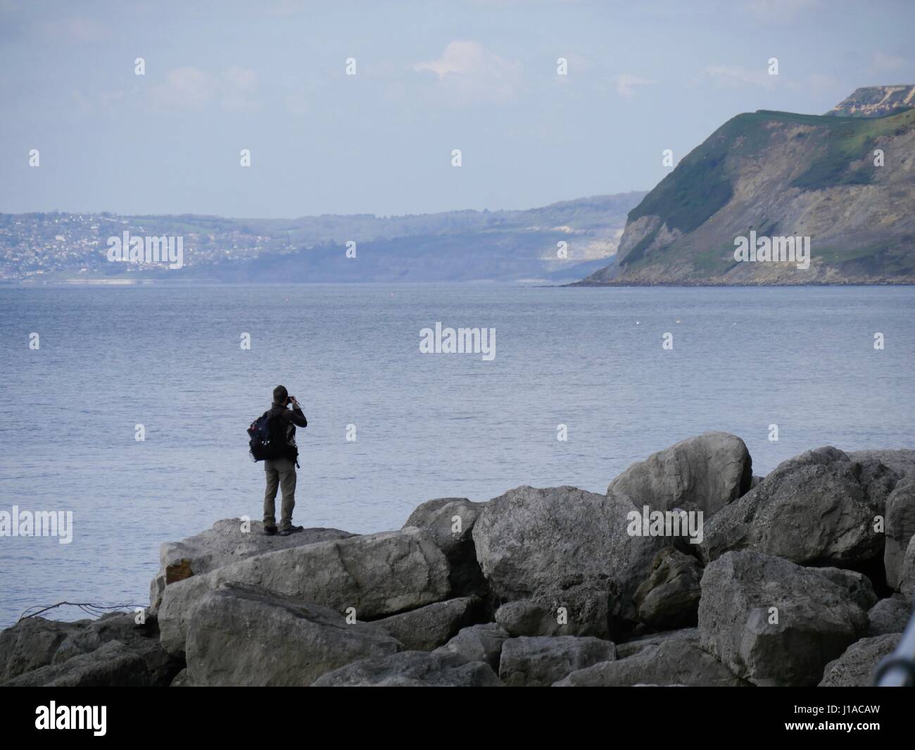 West Bay, Dorset, UK. Apr 19, 2017. Le beau temps amène les gens de profiter de la station balnéaire du littoral et de la plage de West Dorset pendant les vacances de Pâques. Crédit : Dan Tucker/Alamy Live News Banque D'Images