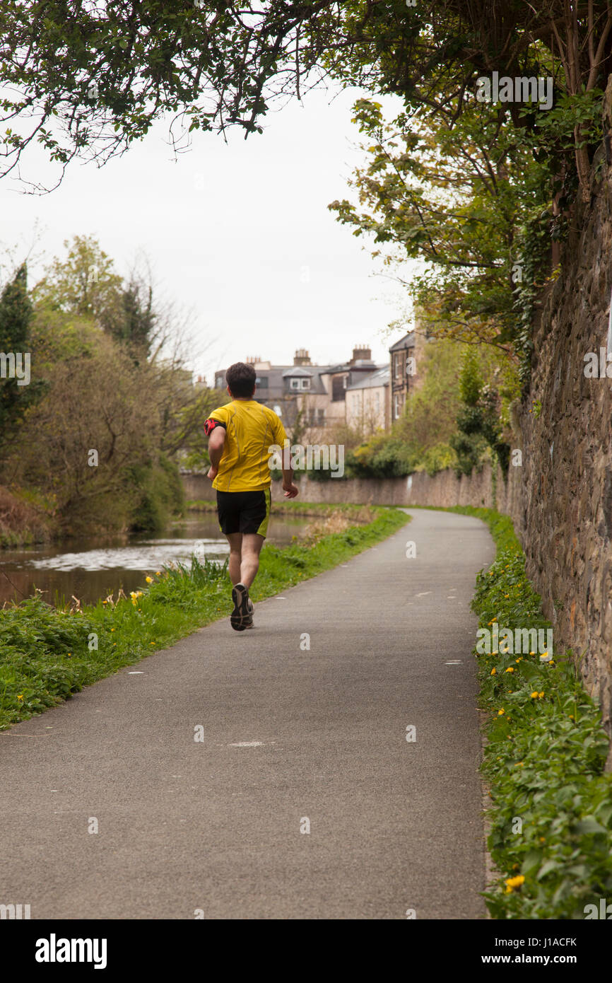 Union Canal, Édimbourg, Écosse, Royaume-Uni. Apr 19, 2017. Sur l'image, un jeune homme court le long du sentier pédestre à côté de l'Union Canal à Édimbourg, Écosse, Royaume-Uni. Crédit : Gabriela Antosova/Alamy Live News Banque D'Images