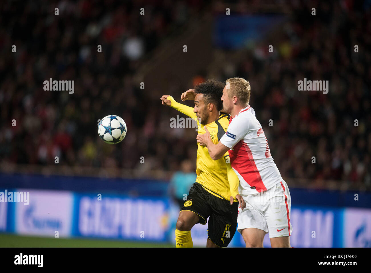 Monaco, Monaco. Apr 19, 2017. Pierre-Emerick Aubameyang du Borussia Dortmund doit affronter l'AS Monaco Kamil Glik lors de la Ligue des Champions 2e quart de finale match de foot entre jambe que Monaco et Borussia Dortmund dans le Stade Louis II à Monaco, 19 avril 2017. Photo : Bernd Thissen/dpa/Alamy Live News Banque D'Images