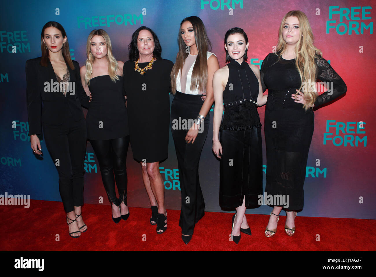 New York, NY, USA. Apr 19, 2017. Troian Bellisario, Ashley Benson, I. Marlene King, Shay Mitchell, Lucy Hale et Sasha Pieterse à l'avance la forme originale de 2017 à New York City le 19 avril 2017. Crédit : Diego Corredor Punch/media/Alamy Live News Banque D'Images