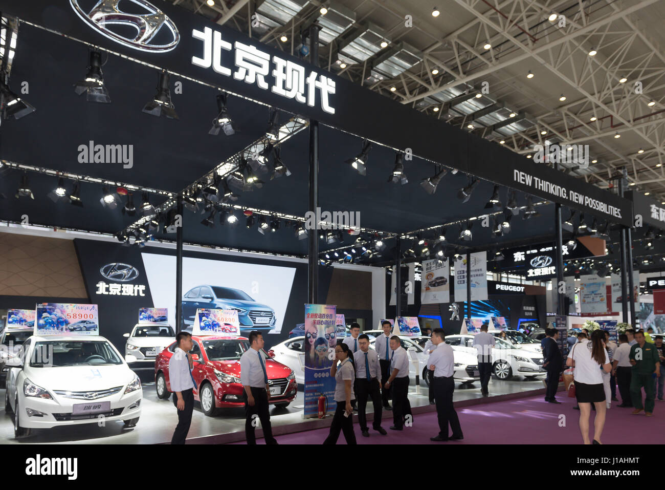 Mianyang, Sichuan, Chine. Apr 19, 2017. La sixième 'Mianyang Spring' International Auto Show ouvert. La propre marque de la Chine forte hausse. Voiture de marque de la Corée du Sud, personne ne s'intéresse fondamentalement.Hyundai Motor et KIA Auto Showroom.Crédit : Tony Wang/Alamy Live News Banque D'Images