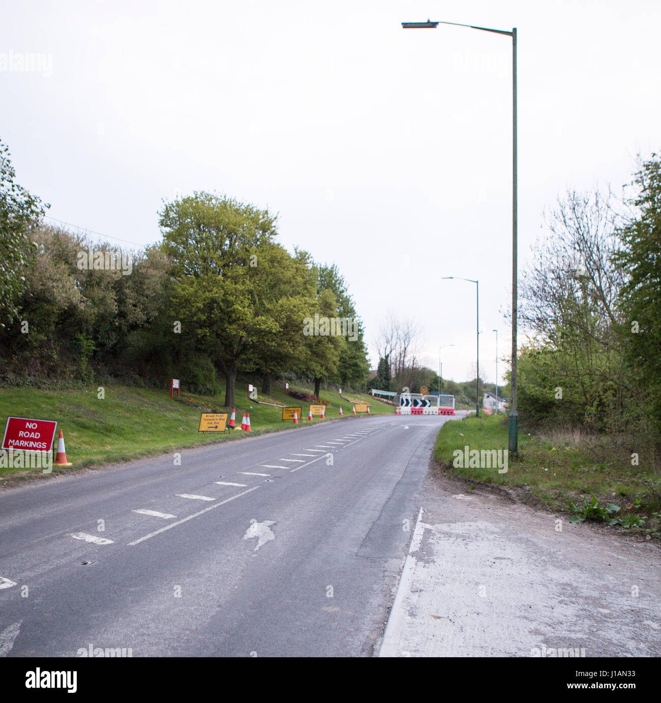 Royal Wootten Bassett, UK. Apr 20, 2017. D'autres retards pour Royal Wootton Bassett résidents en tant que l'UN3102 reste fermé, il a été configuré pour rouvrir le 20 avril 2017 à la suite de la reconstruction du pont du chemin de bain, ouvrant la voie à une nouvelle flotte de trains électriques Crédit : urbanbuzz/Alamy Live News Banque D'Images