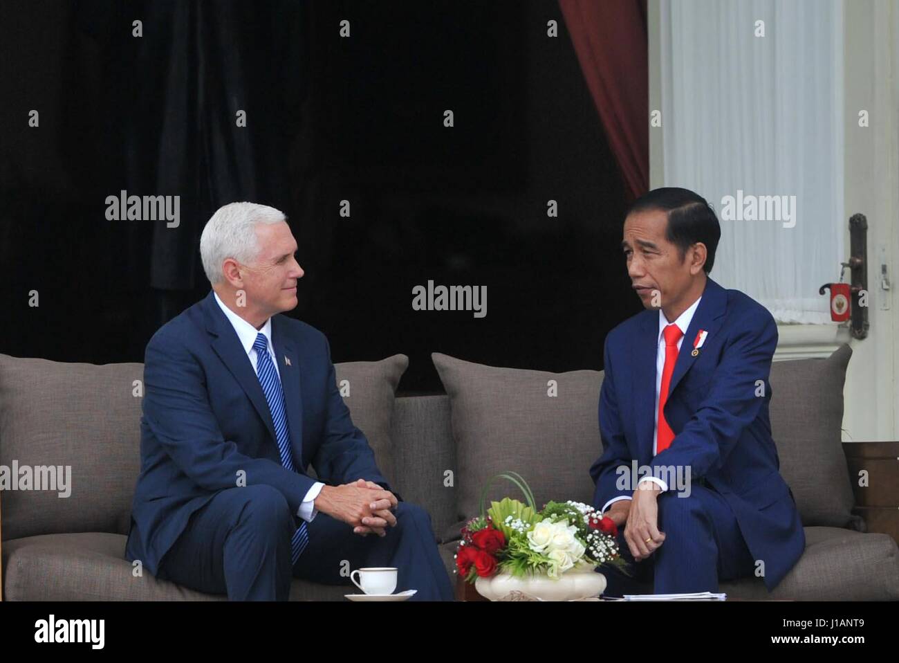 Jakarta, Indonésie. Apr 20, 2017. Le Président indonésien Joko Widodo (R) des entretiens avec le Vice-président américain Mike Pence au Merdeka Palace à Jakarta, Indonésie, le 20 avril 2017. Credit : Zulkarnain/Xinhua/Alamy Live News Banque D'Images