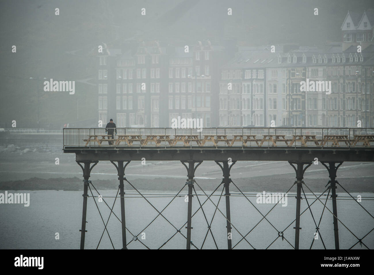 Pays de Galles Aberystwyth UK, jeudi 20 avril 2017 Météo France : un homme au travail sur la mer jetée sur un ciel couvert, gris, terne et brumeux matin à Aberystwyth, sur la côte ouest du pays de Galles UK Crédit photo : Keith Morris / Alamy live news Banque D'Images