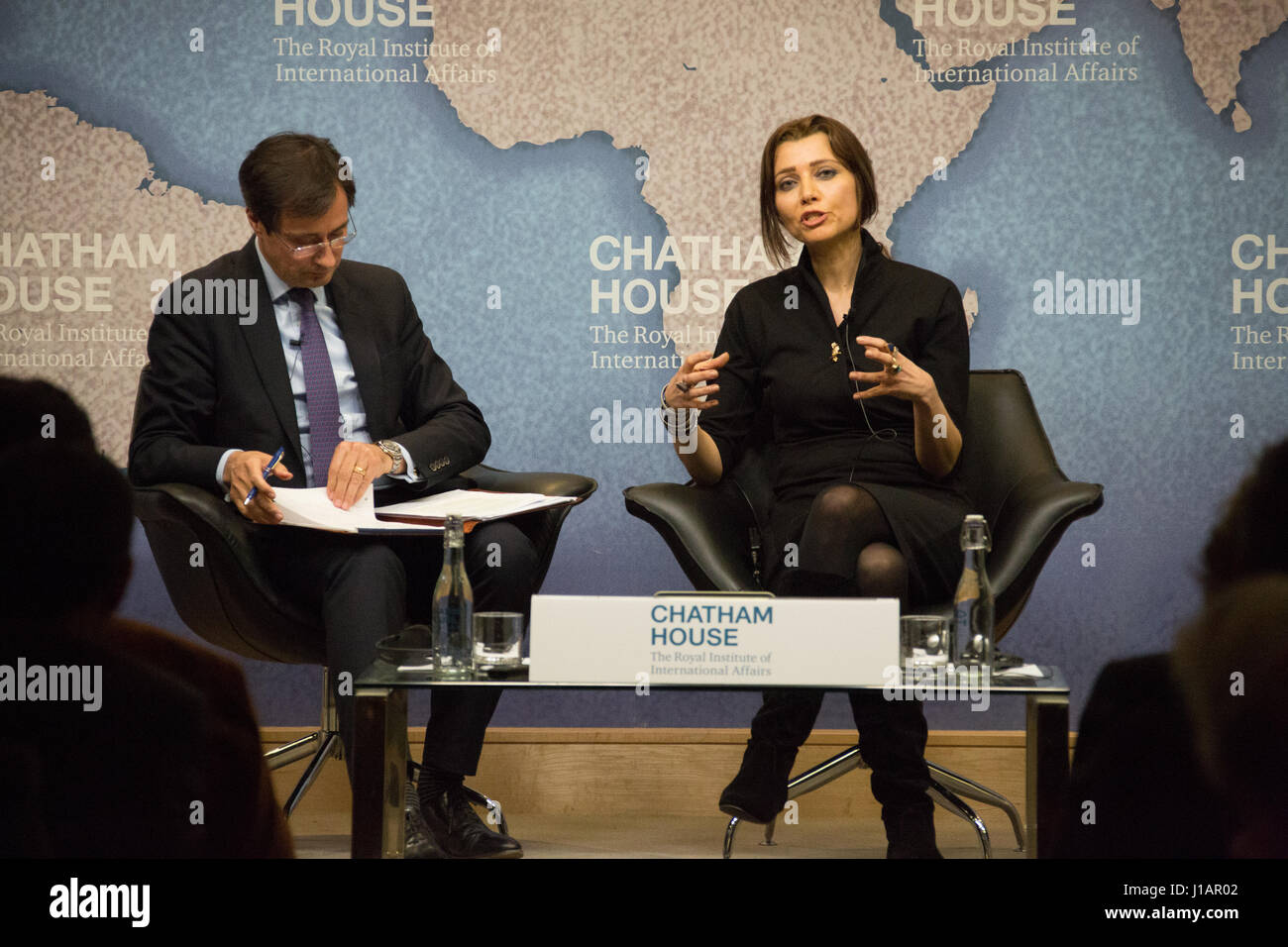 Londres, Royaume-Uni. Apr 19, 2017. Elif Shafak, écrivain et commentateur politique turc, à Chatham House à Londres pour participer à l'Asfari Forum : Perspectives sur l'Islam et la démocratie. Date de la photo : Mercredi, Avril 19, 2017. Credit : Roger Garfield/Alamy Live News Banque D'Images