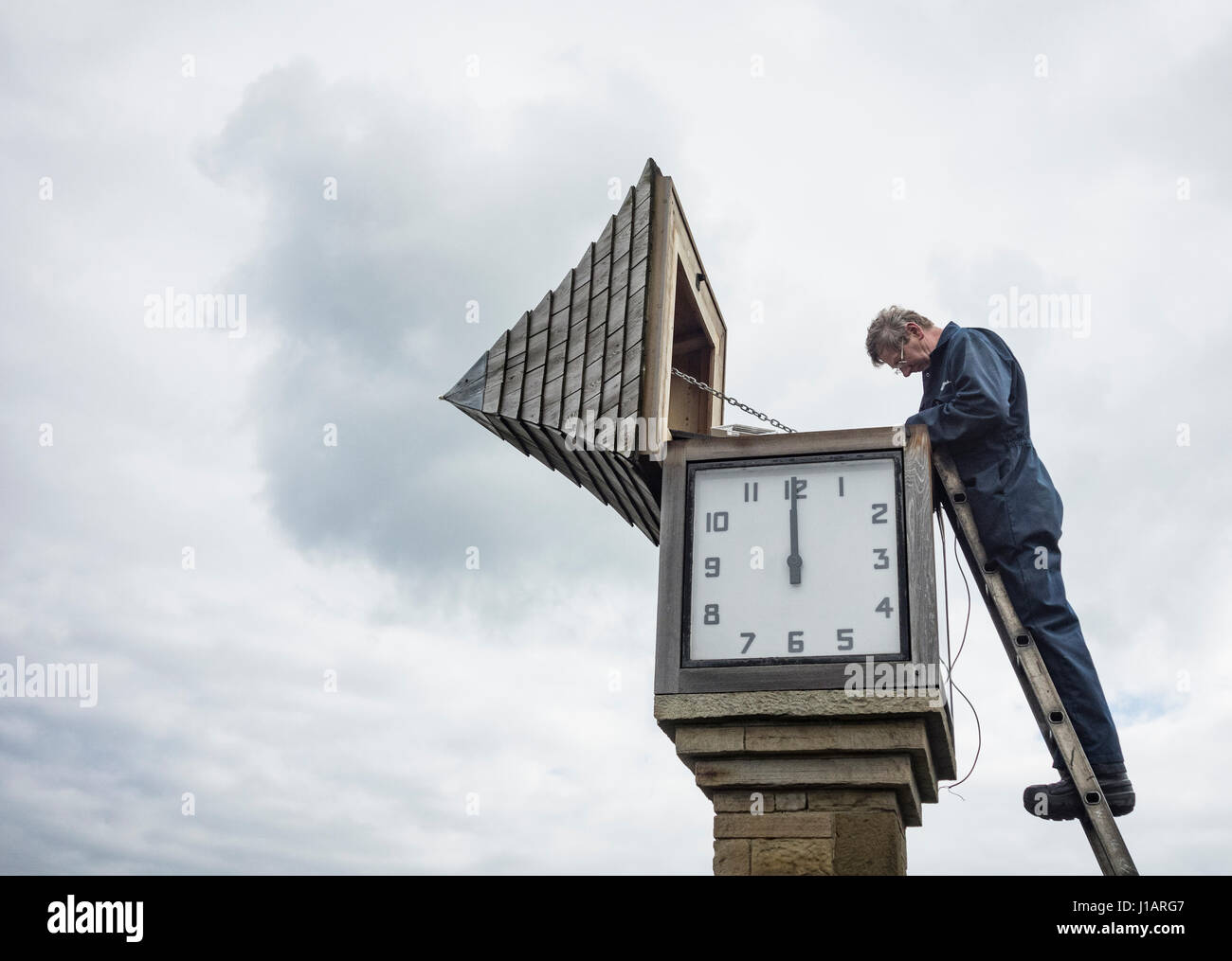Paris par la mer du Nord, Yokshire, England, UK. Apr 20, 2017. Météo : les réparations de l'horloge à Paris alors que le soleil tente de percer un ciel gris ardoise sur la côte du Yorkshire du nord. Credit : ALAN DAWSON/Alamy Live News Banque D'Images