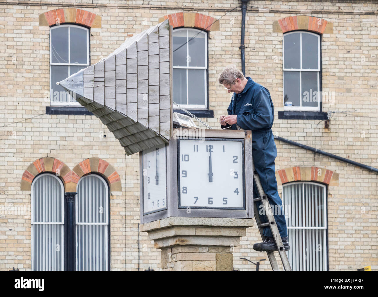 Paris par la mer du Nord, Yokshire, England, UK. Apr 20, 2017. Météo : les réparations de l'horloge à Paris alors que le soleil tente de percer un ciel gris ardoise sur la côte du Yorkshire du nord. Credit : ALAN DAWSON/Alamy Live News Banque D'Images