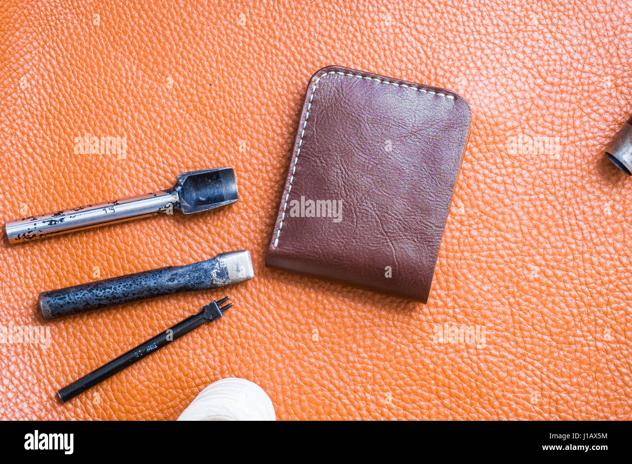 Artisanat cuir portefeuille pour travailler avec l'outil sur l'artisan cuir  bureau Photo Stock - Alamy