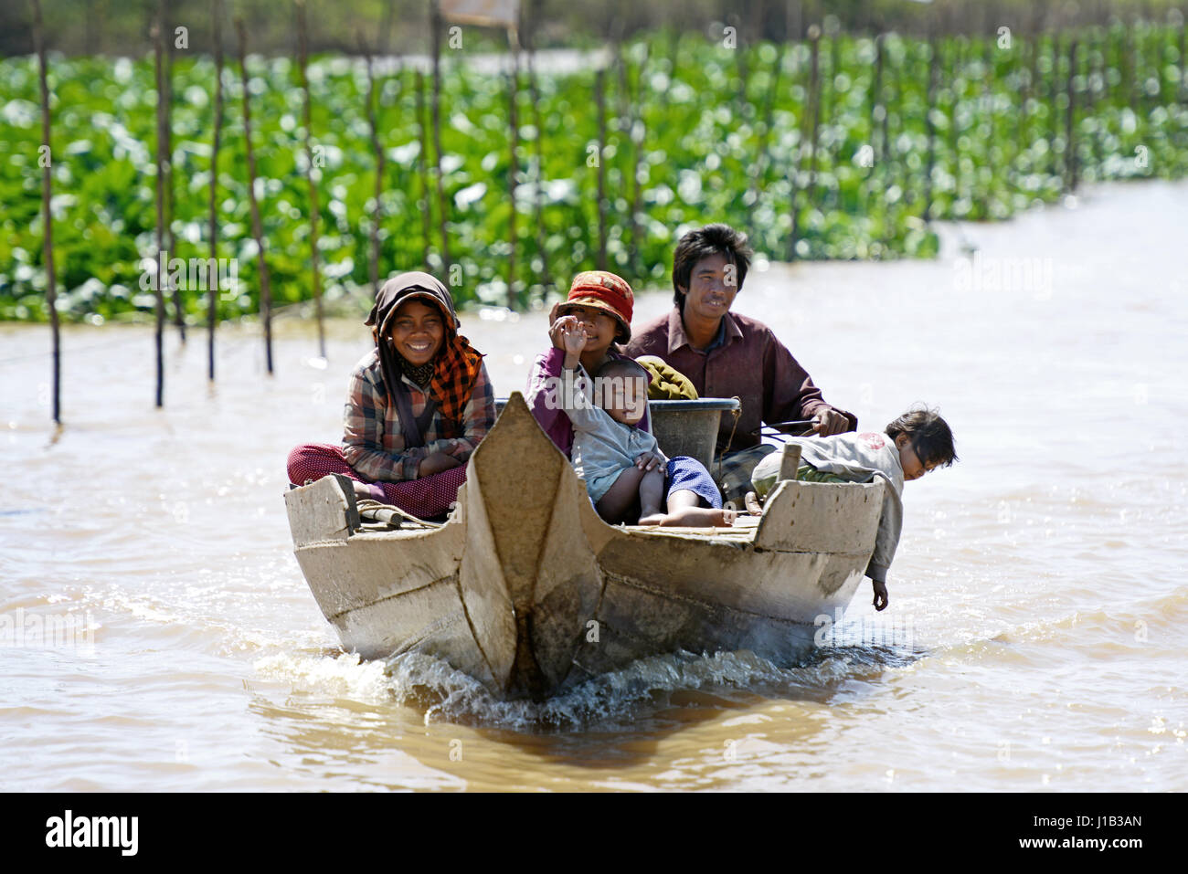 La vie dans le village de pêcheurs de KOMPONG Khleang, un village unique sur pilotis sur la rive du lac Tonle Sap dans la province de Siem Reap au Cambodge. Banque D'Images