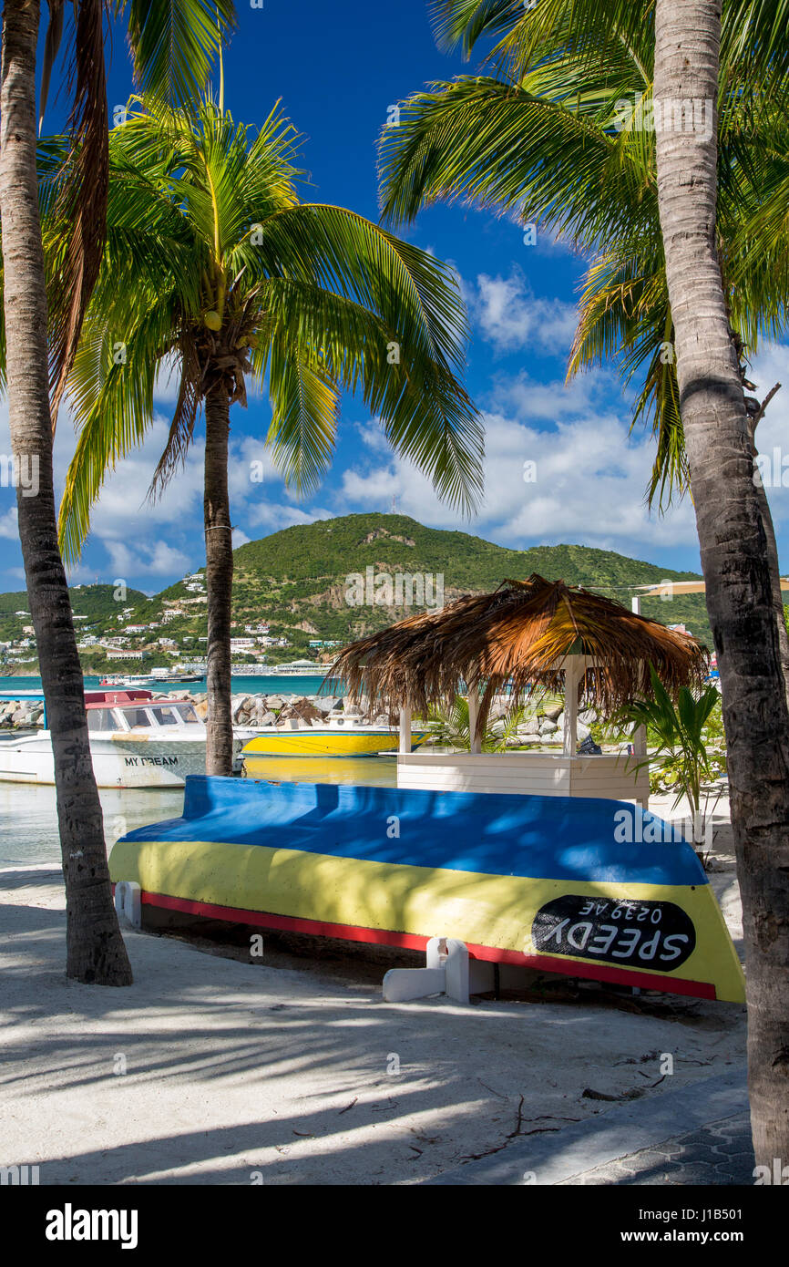 Plage ombragée de palmiers à Philipsburg, Sint Maarten, Antilles néerlandaises, Antilles Banque D'Images