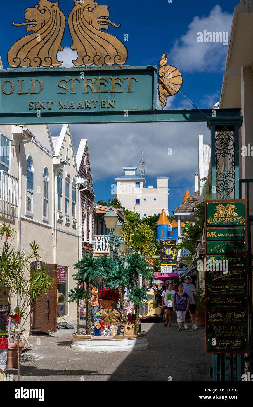 Les touristes shopping le long de Old Street - un centre commercial piétonnier extérieur, Philipsburg, Sint Maarten, Antilles néerlandaises, Antilles Banque D'Images