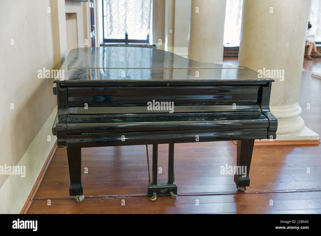 Vieux piano à queue noir libre piscine dans la véranda Banque D'Images