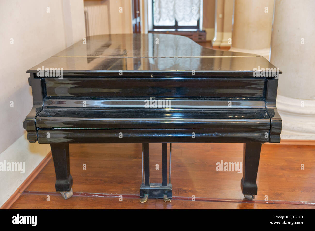 Vieux piano à queue noir libre piscine dans la véranda Photo Stock - Alamy
