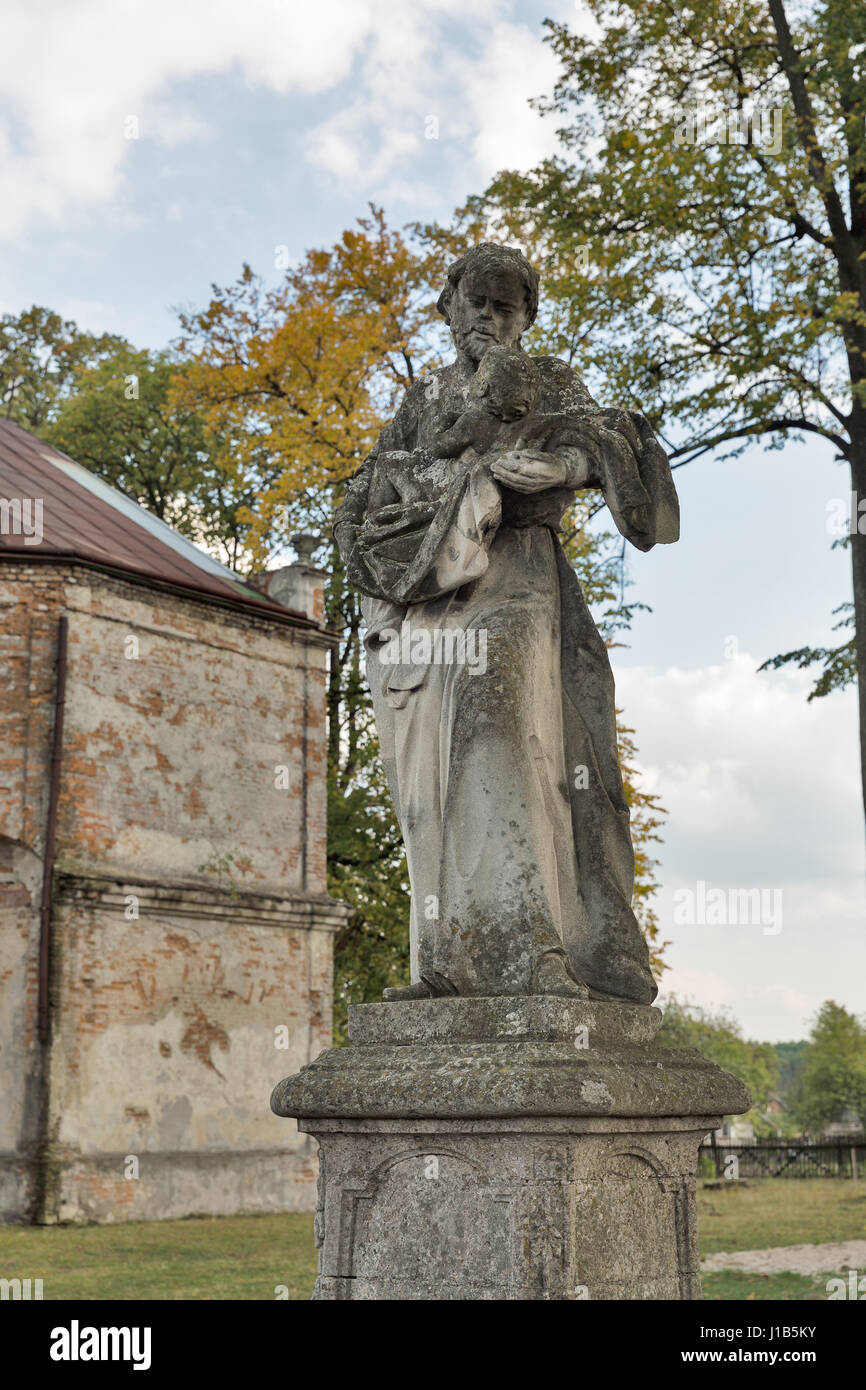 Park statue de Saint Joseph dans l'église catholique romaine baroque Pidhirtsi, Ukraine. Pidhirtsi village est situé dans la province de Lviv, Ukraine occidentale. Banque D'Images