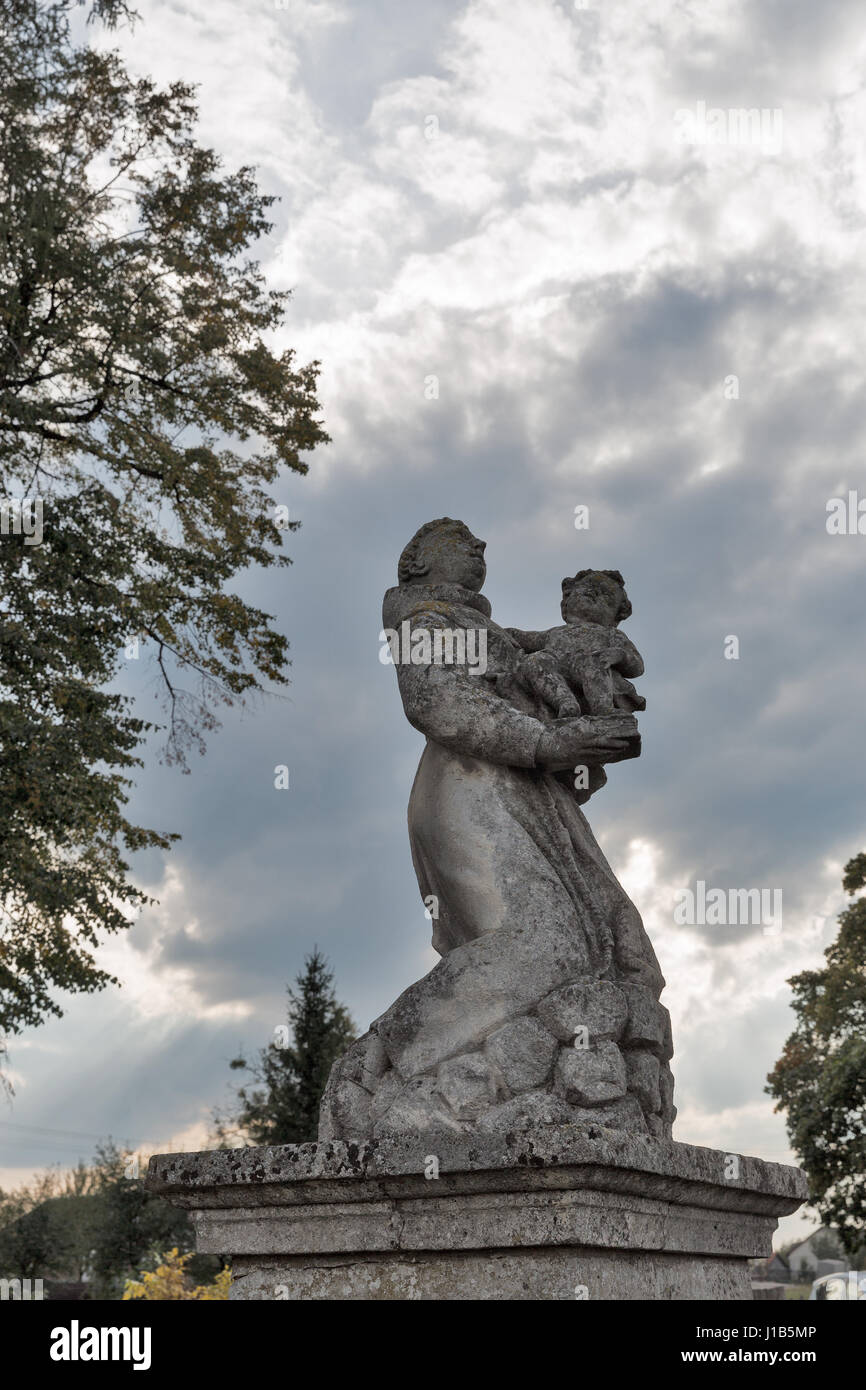 Park statue de Saint Joseph de l'église catholique romaine baroque contre ciel dramatique à Pidhirtsi, Ukraine. Pidhirtsi village est situé dans la province de Lviv, Wes Banque D'Images