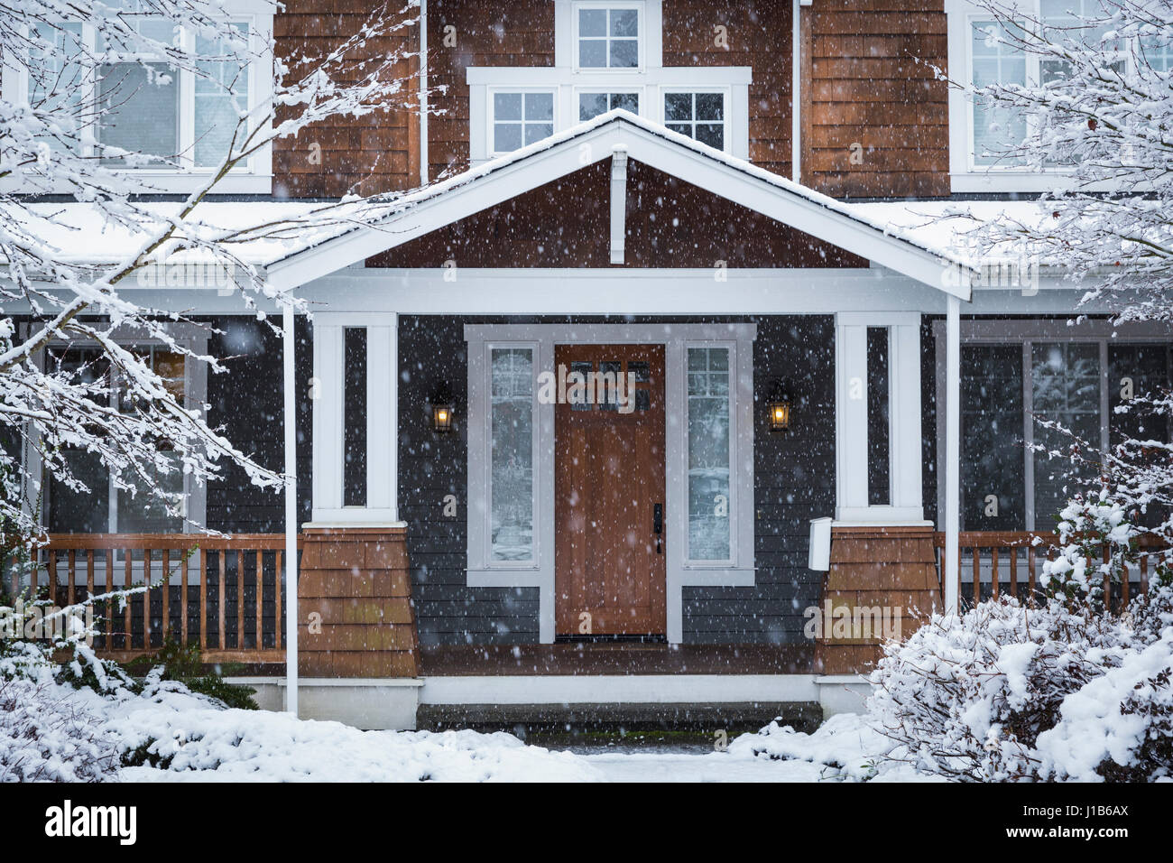 La neige qui tombe près de house Banque D'Images