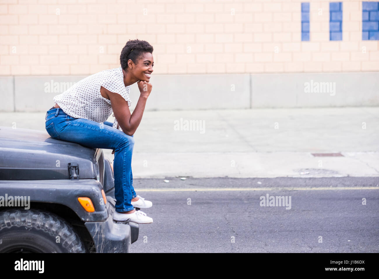 Woman sitting on car hood Banque de photographies et d'images à haute  résolution - Alamy