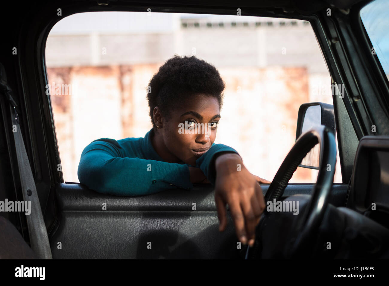 African American Woman leaning on car window Banque D'Images
