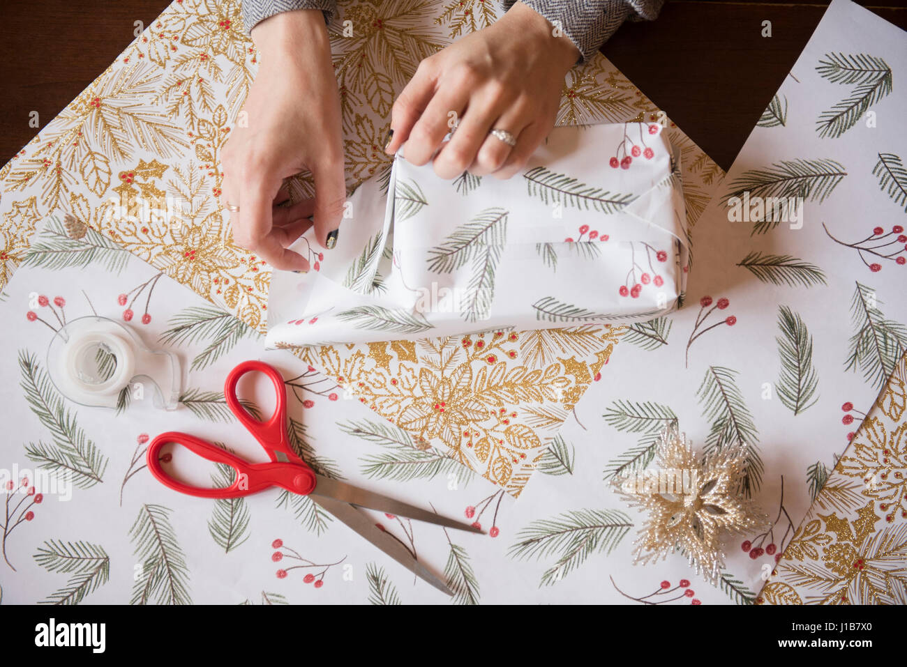 Mains d'Caucasian woman wrapping Christmas gifts Banque D'Images