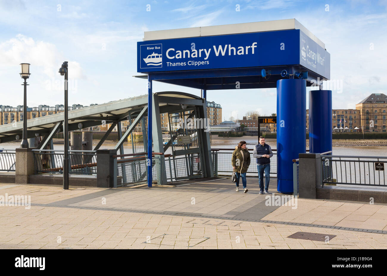 Canary Wharf, Docklands, Londres, Angleterre - terminal de ferry Thames Clippers sur la Tamise Banque D'Images
