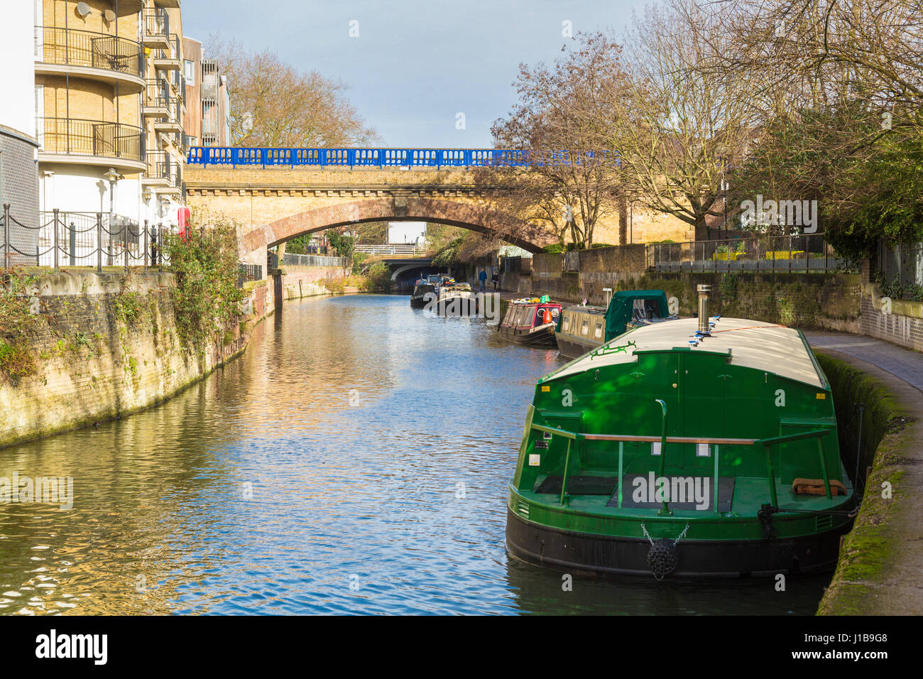 Péniches bateaux le long du canal canal Limehouse Cut dans les Docklands, l'East End de Londres, Angleterre Banque D'Images