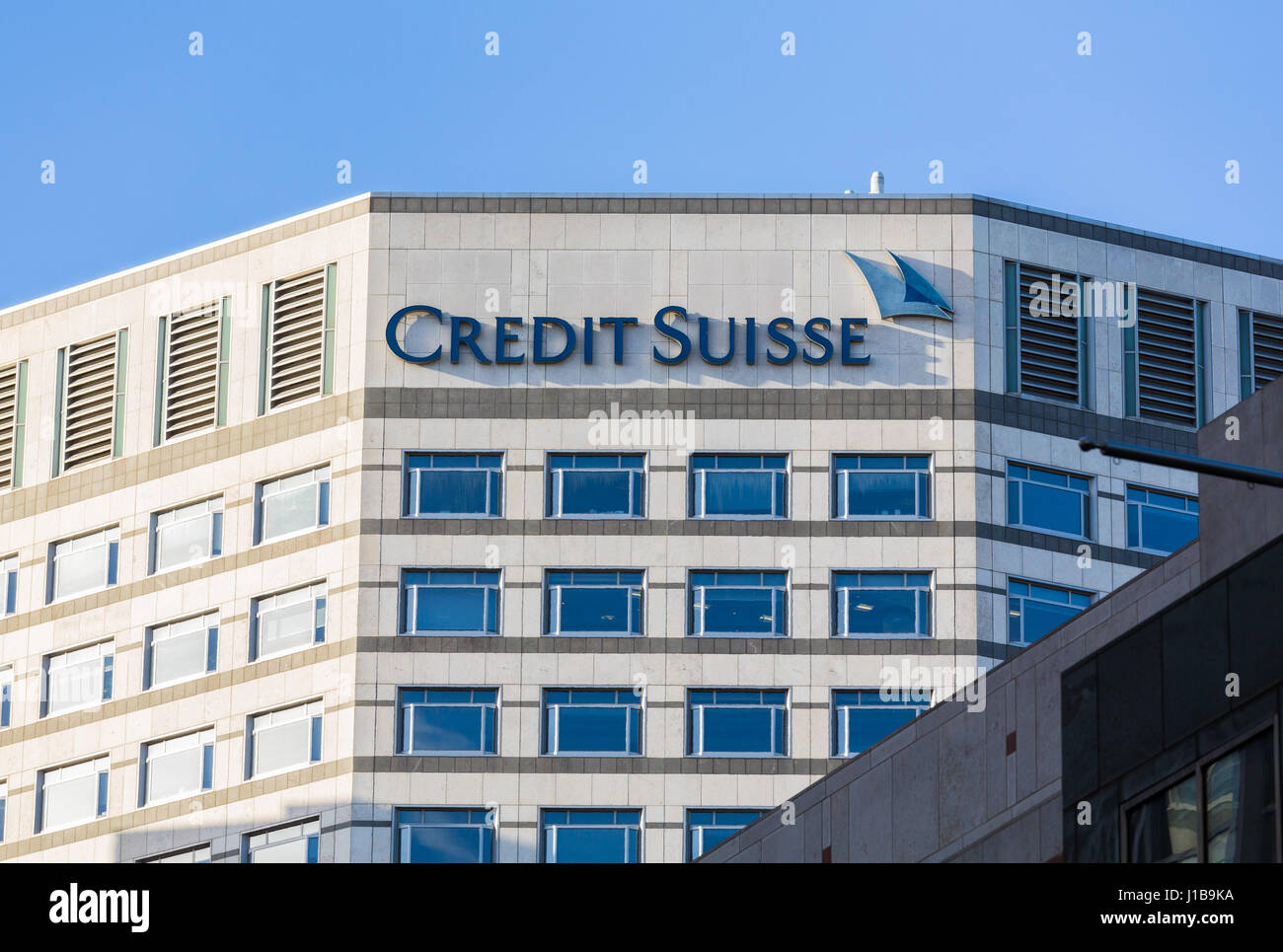 Le logo de la banque Crédit Suisse sur le côté de leur immeuble de bureaux à Canary Wharf, les Docklands, Londres, Angleterre Banque D'Images