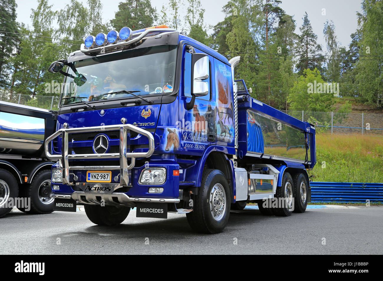 HAMEENLINNA, FINLANDE - le 16 juillet 2016 : bleu personnalisé Mercedes-Benz Actros camion benne cheval Flash à l'aérographe peintures de motif cheval sur Tawastia Banque D'Images