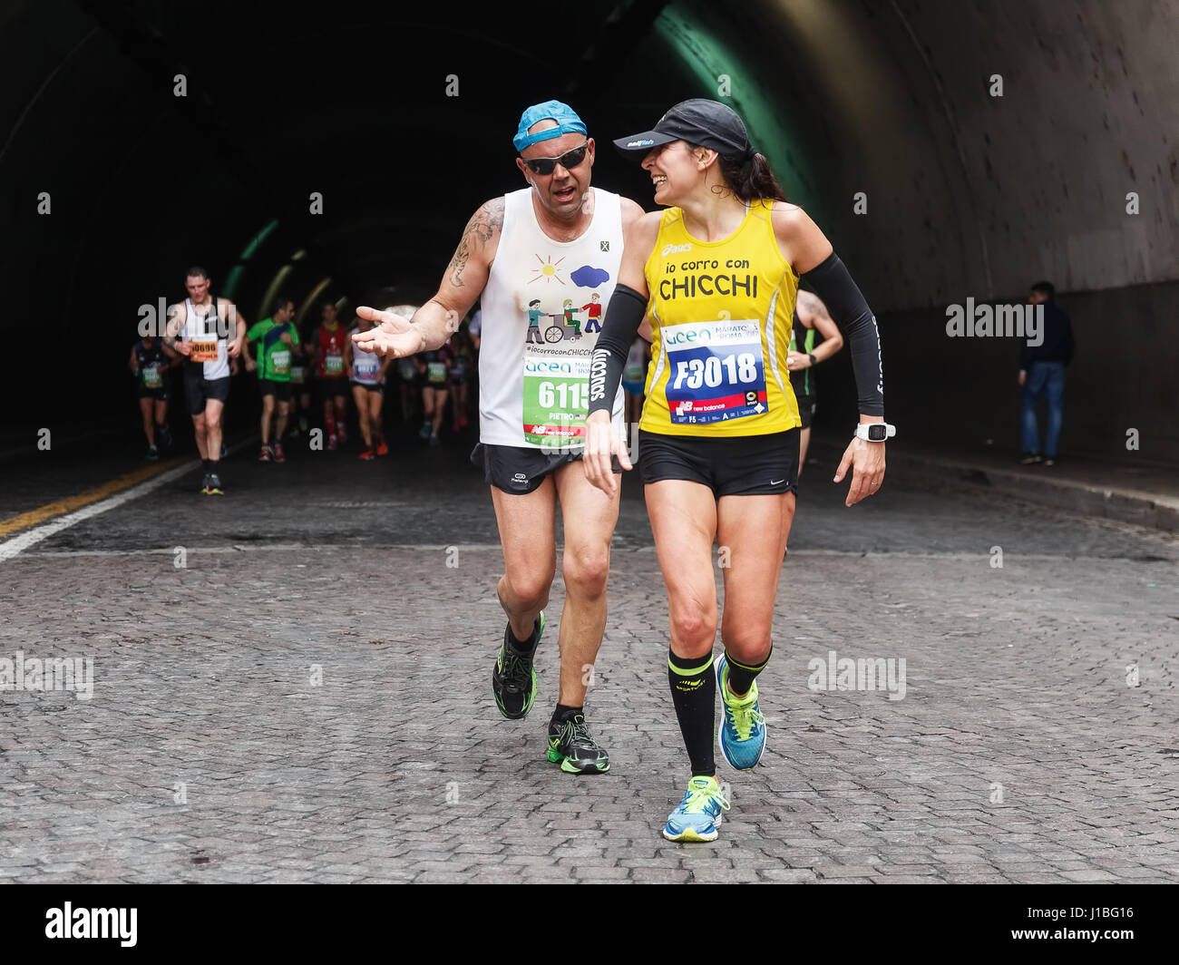 Rome, Italie - 2 Avril, 2017 : Les athlètes du 23e Marathon de Rome pour le passage du tunnel Umberto I, à quelques kilomètres de l'arrivée. Banque D'Images