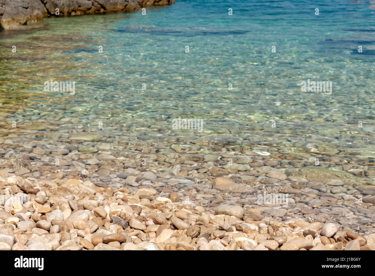 Petite plage de galets près de LUN, l''île de Pag, Croatie Banque D'Images