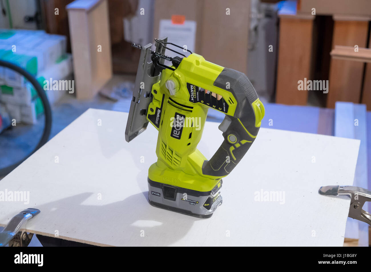 SPRINGFIELD, ou - 31 janvier 2017 : jigsaw Ryobi sur un chantier de construction d'une grande rénovation de la chambre. Banque D'Images