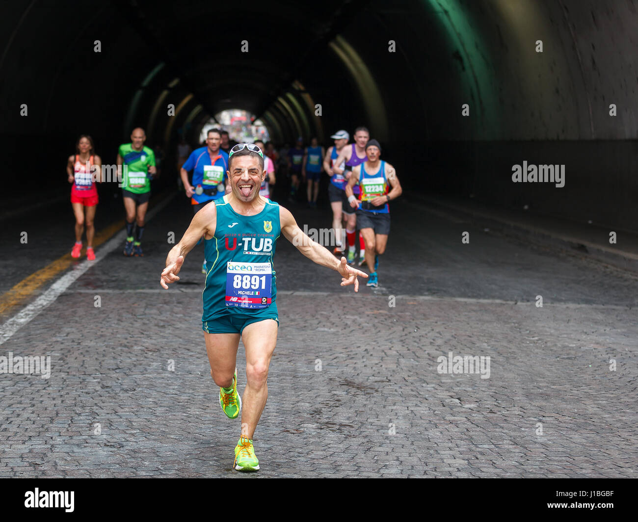 Rome, Italie - 2 Avril, 2017 : Les athlètes du 23e Marathon de Rome pour le passage du tunnel Umberto I, à quelques kilomètres de l'arrivée. Banque D'Images