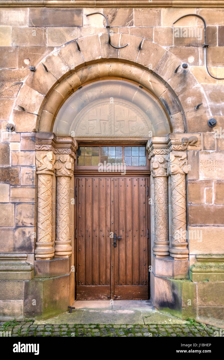 Porte en bois, dans un portail à épaulement romane Banque D'Images