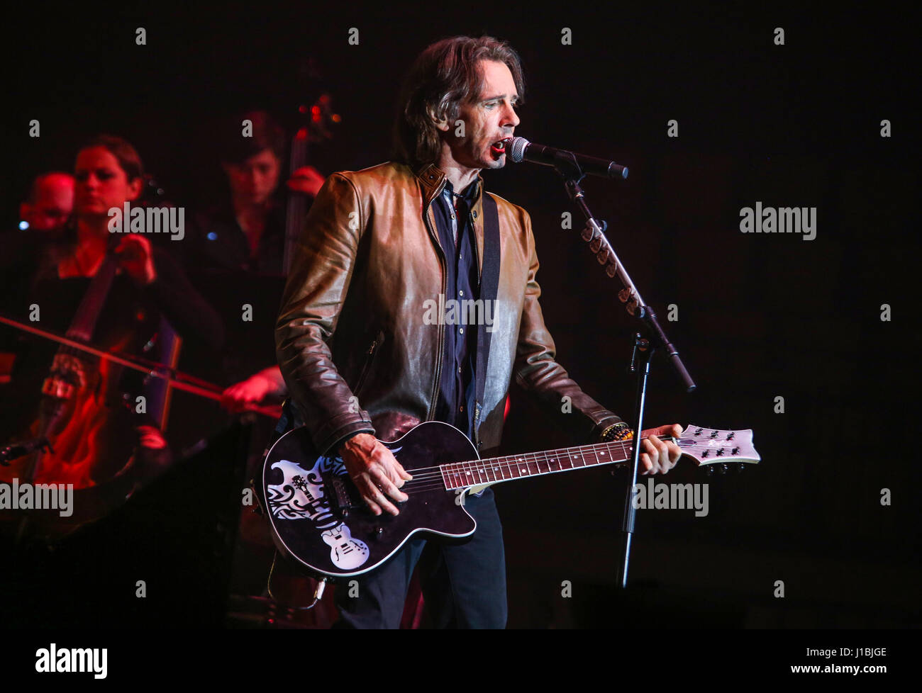 Essen, Allemagne, le 13 avril, 2017. Australian-American musicien/chanteur/guitariste/acteur Rick Springfield (NO1 succès 'Jessie's Girl') effectue à Rock rencontre le classique 2017, concert spectacle avec légendes du rock comme solistes, accompagnés par Mat Sinner et Bohemian Symphony Orchestra de Prague. Lieu : Rittal-Arena, Essen, Allemagne. Fotocredit : Christian Lademann Banque D'Images