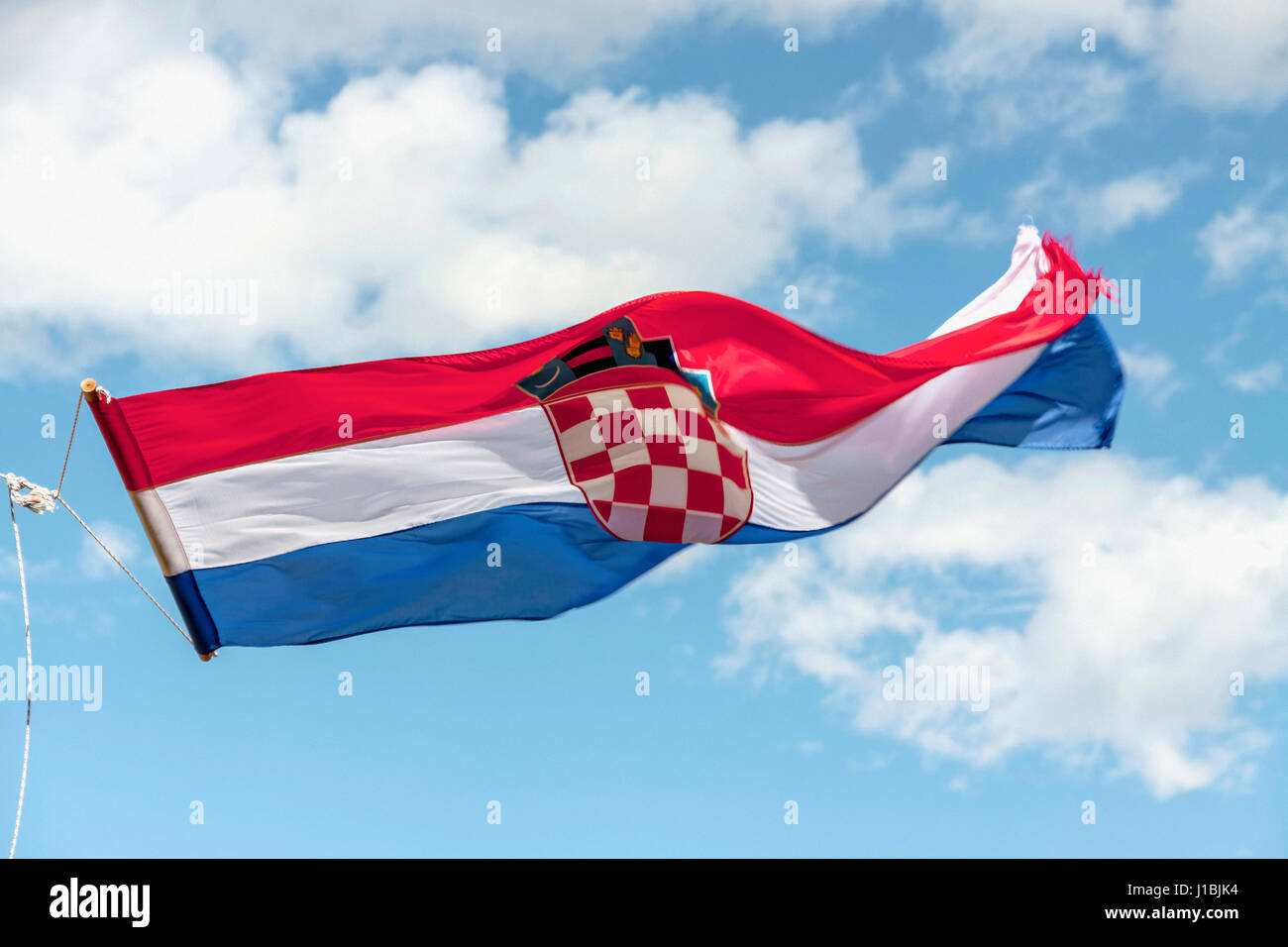Drapeau croate dans le vent, l''île de Pag, Croatie Banque D'Images