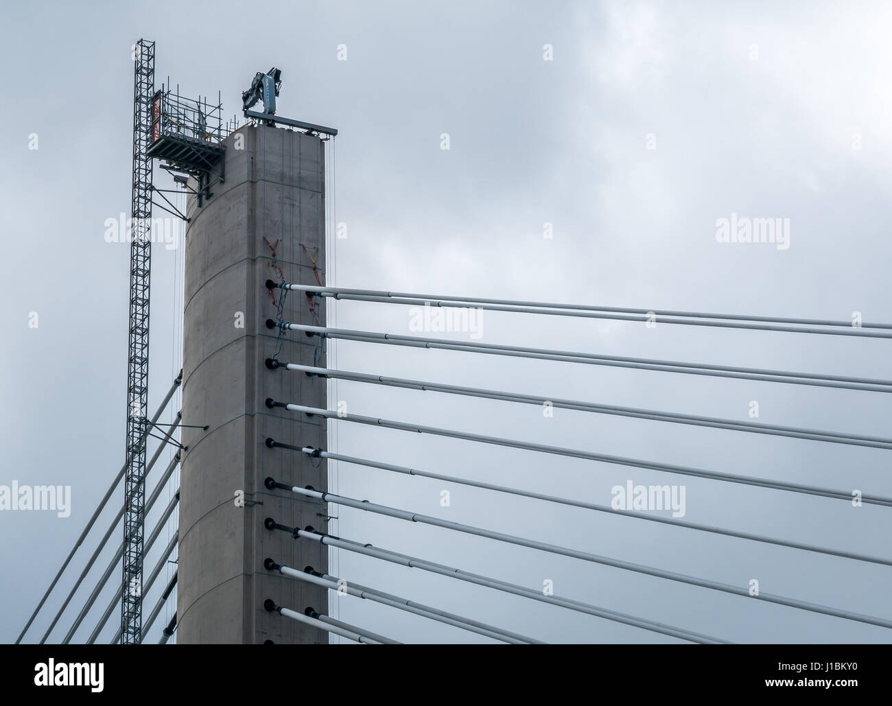 Vue rapprochée du sommet de la tour de pont du nouveau Queensferry Crossing, qui se termine en 2017, Firth of Forth, Écosse, Royaume-Uni Banque D'Images