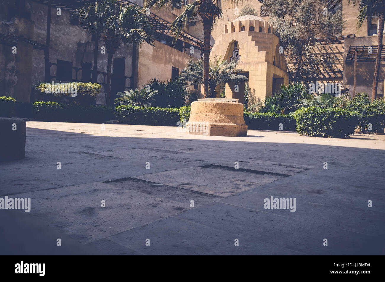 Le Caire, Égypte, 15 avril 2017 : vue sur jardin avec ancien bâtiment à Bayt al-suhaymi Banque D'Images