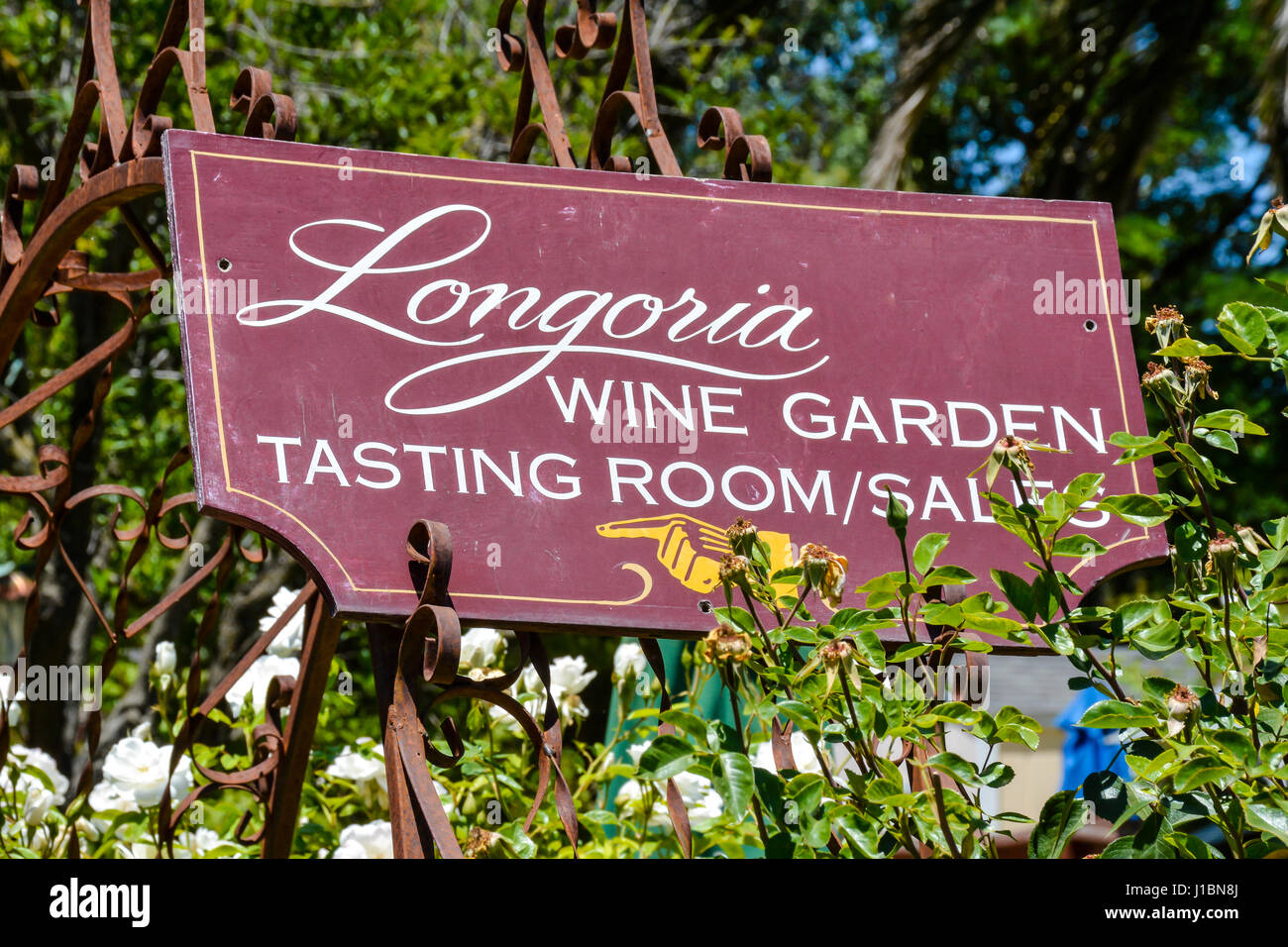 Inscrivez-vous accueille pour la dégustation des vins Richard Longoria et ventes avec siège c'est la floraison jardin patio avec de l'eau fontaines à Los Olivos, CA Banque D'Images