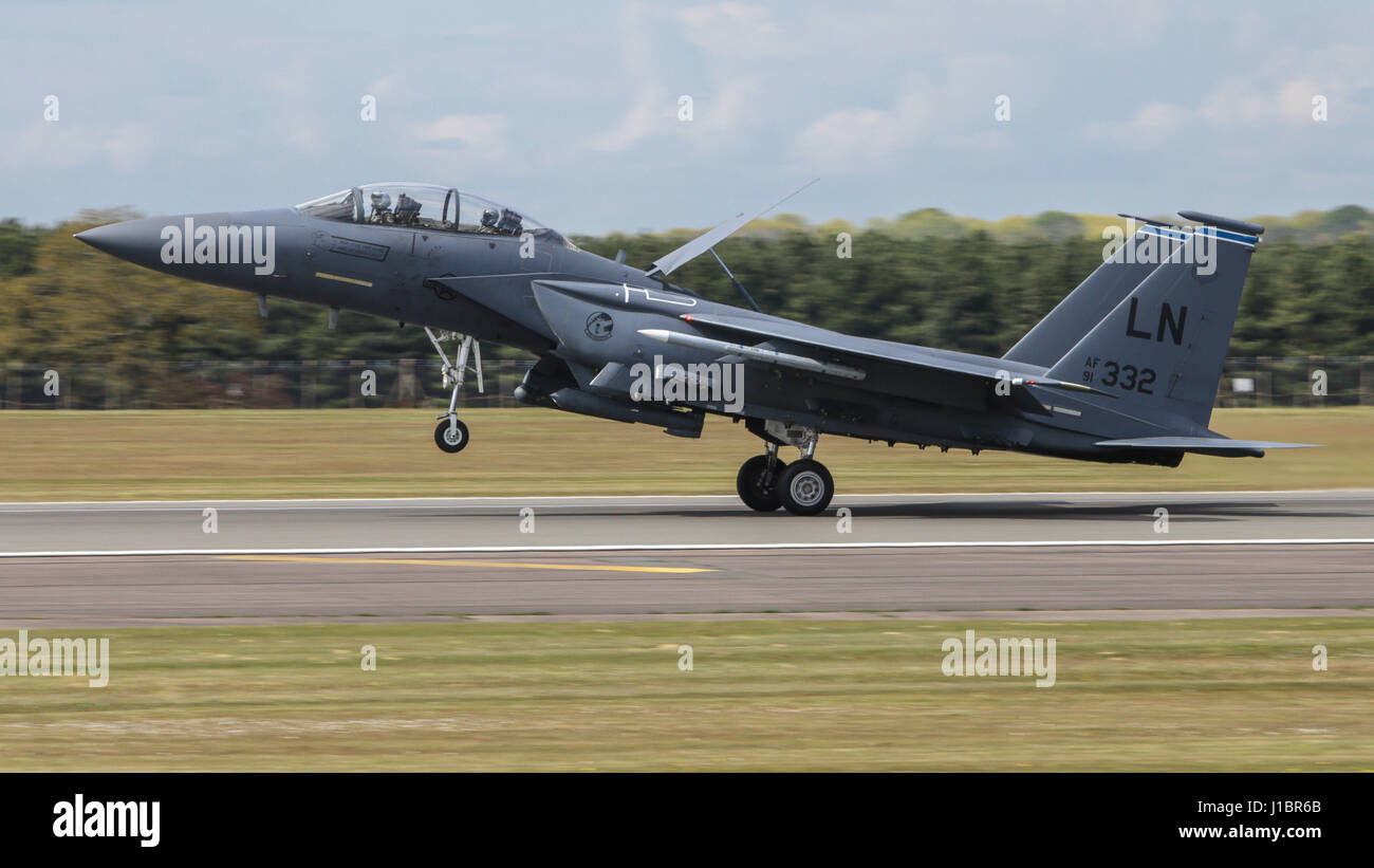 United States Air Force McDonnell Douglas F-15E Strike Eagle landing RAF Lakenheath Banque D'Images