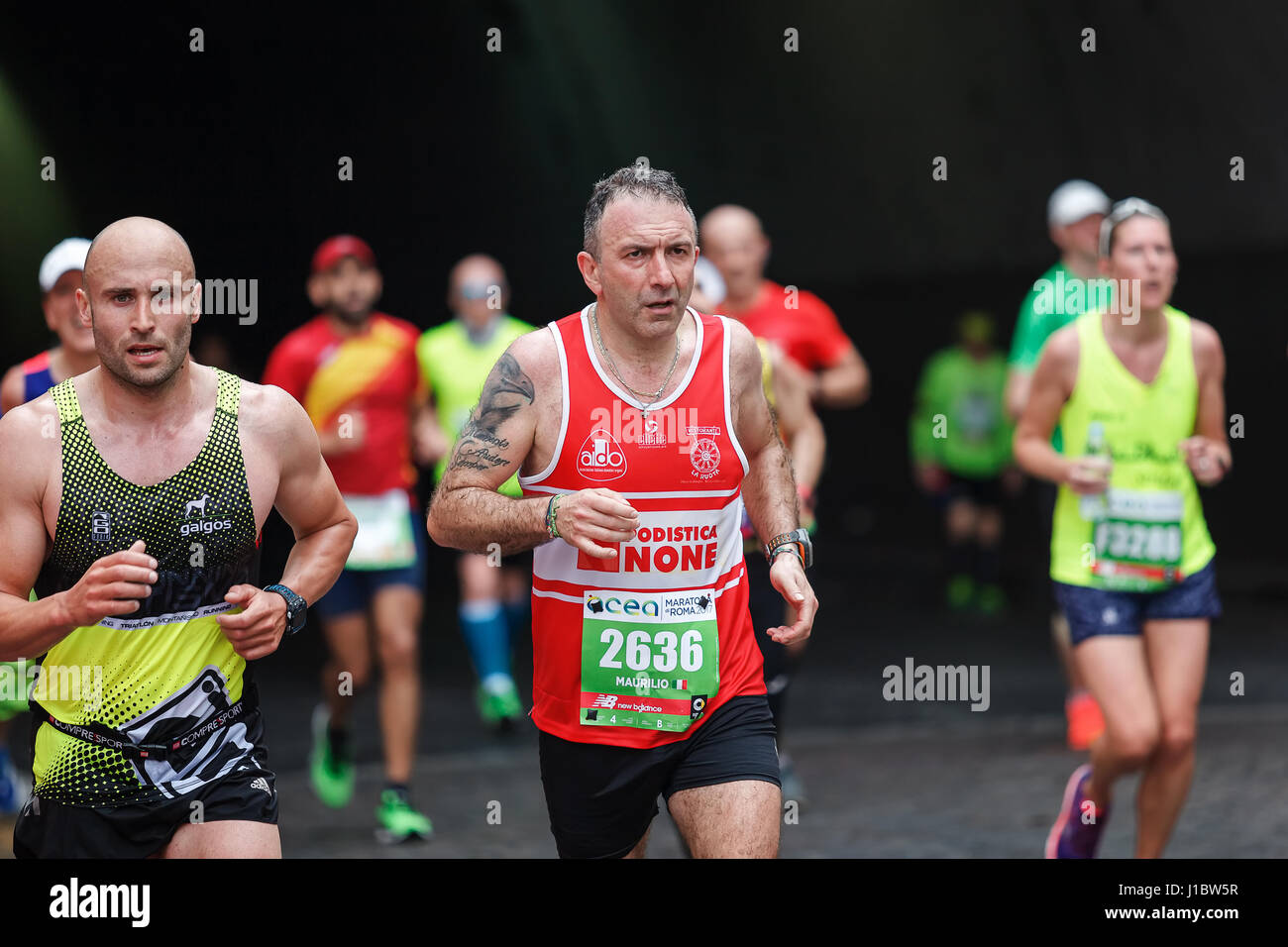 Rome, Italie - 2 Avril, 2017 : Les athlètes du 23e Marathon de Rome pour le passage du tunnel Umberto I, à quelques kilomètres de l'arrivée. Banque D'Images