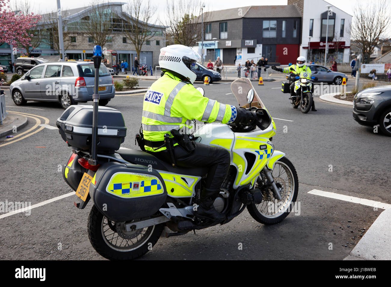 Agent de police psni police routière sur moto Honda de diriger la circulation au rond-point, l'Irlande du Nord Banque D'Images