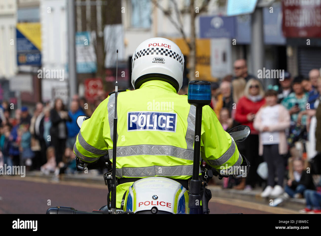 Agent de police psni police routière sur moto bmw au cours d'un défilé en Irlande du Nord Banque D'Images