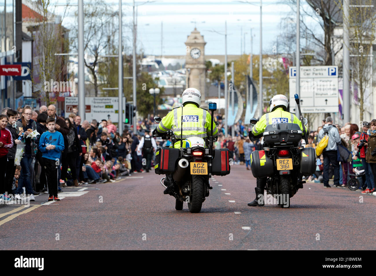 Agent de police psni police routière sur moto bmw pendant un événement touristique parade à Bangor Northern Ireland Banque D'Images