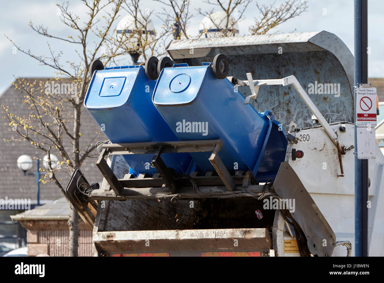 vidage des bennes de roues en plastique dans un camion au royaume-uni Banque D'Images