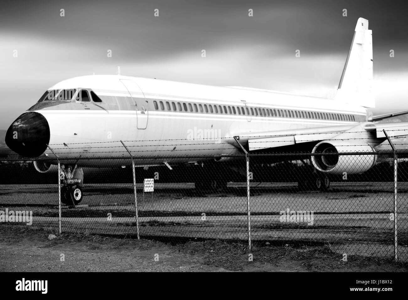 La vue de côté d'un vieil avion de passagers désaffecté sur un aéronef cimetière. Banque D'Images