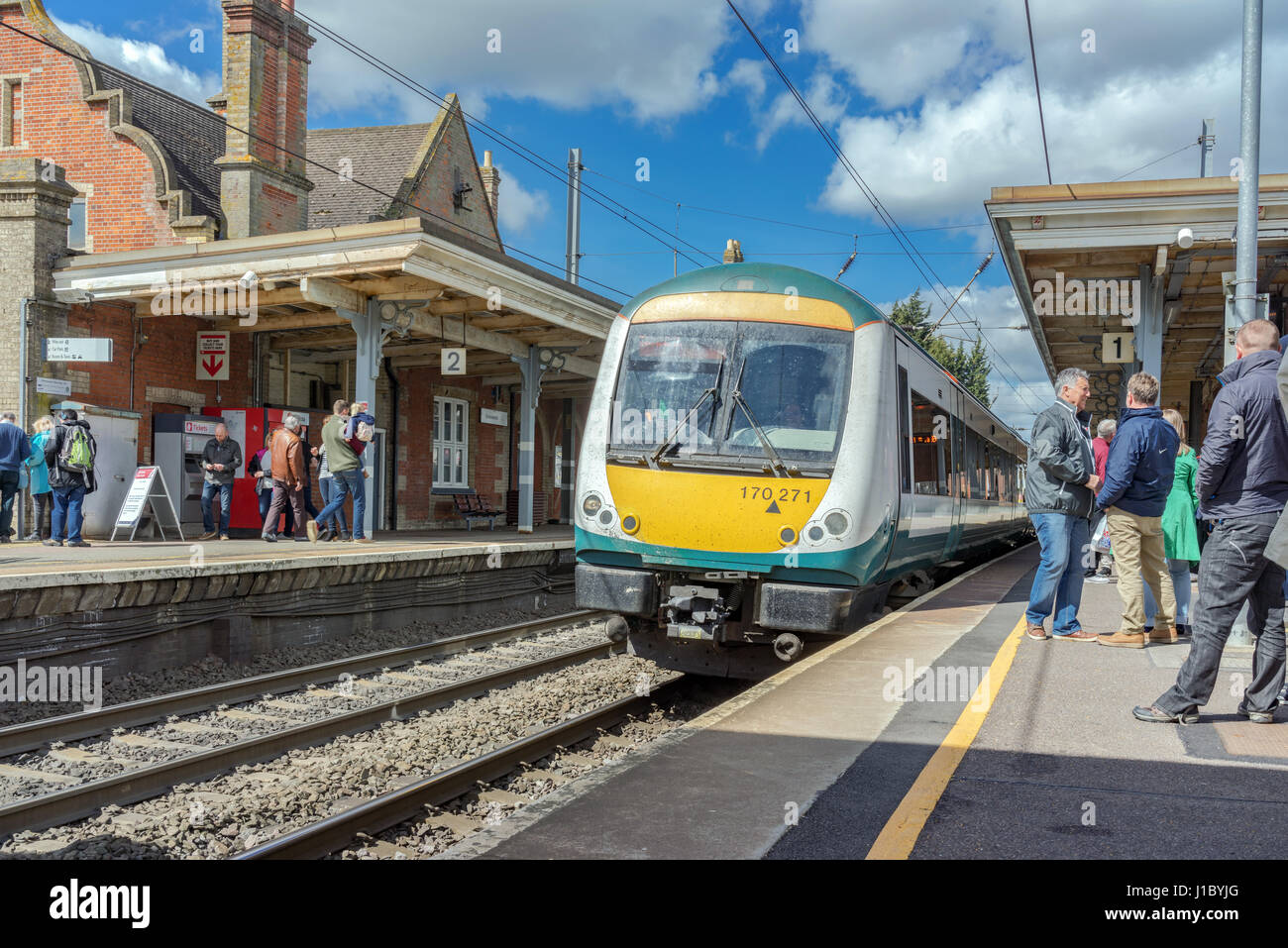 Class 170 DMU train station à Stowmarket dans le Suffolk, UK Banque D'Images