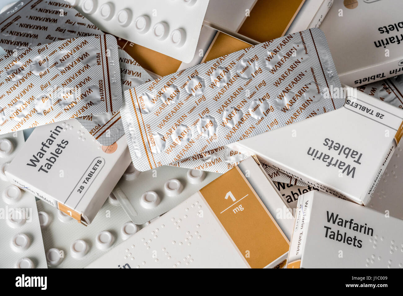 Les comprimés de warfarine utilisée pour traiter ou prévenir les caillots sanguins dans les veines ou les artères, ce qui peut réduire le risque d'accidents vasculaires cérébraux ou de crises cardiaques. Banque D'Images