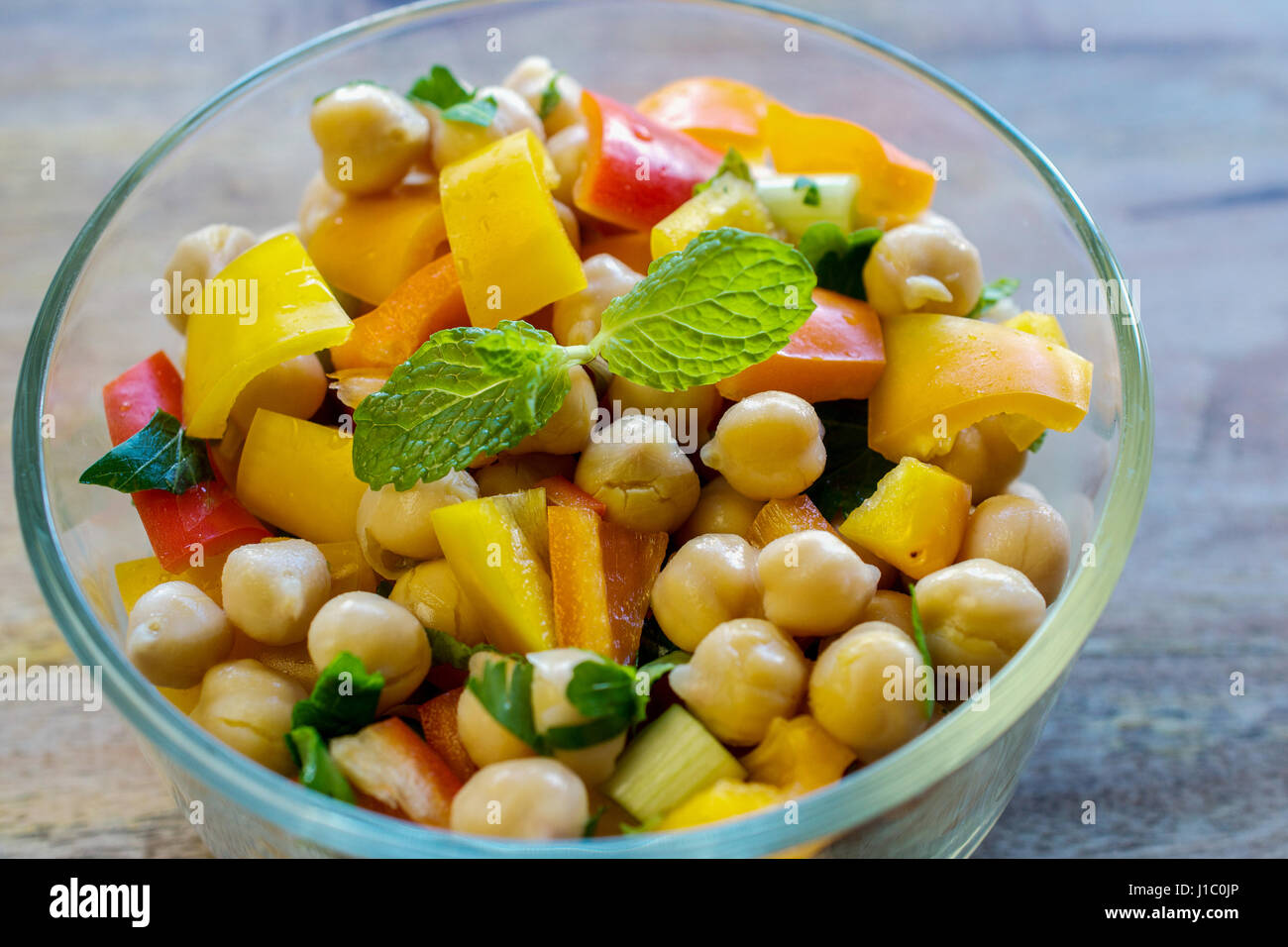 Gros plan sur salade de pois chiches dans un bol en verre transparent- concept de saine alimentation Banque D'Images