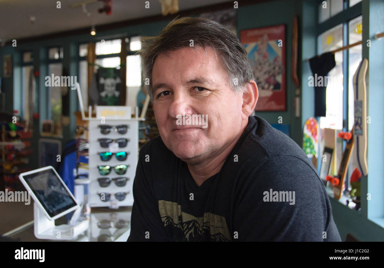 Portrait de Jack Smith, conservateur du musée de skateboard de Morro Bay. Banque D'Images