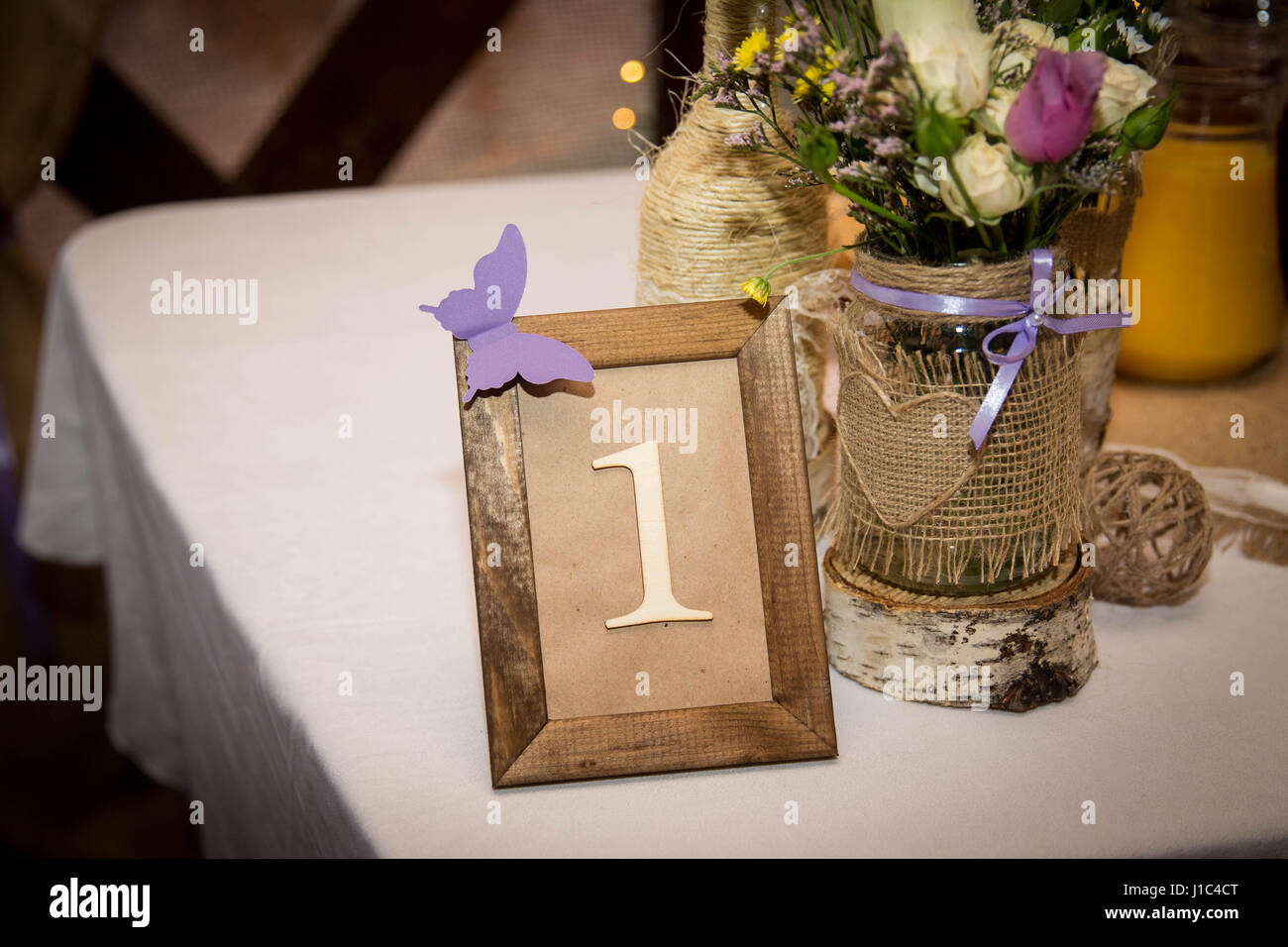 Plaque sur la table pour les célébrations de mariage. Fait main. Close-up. Banque D'Images